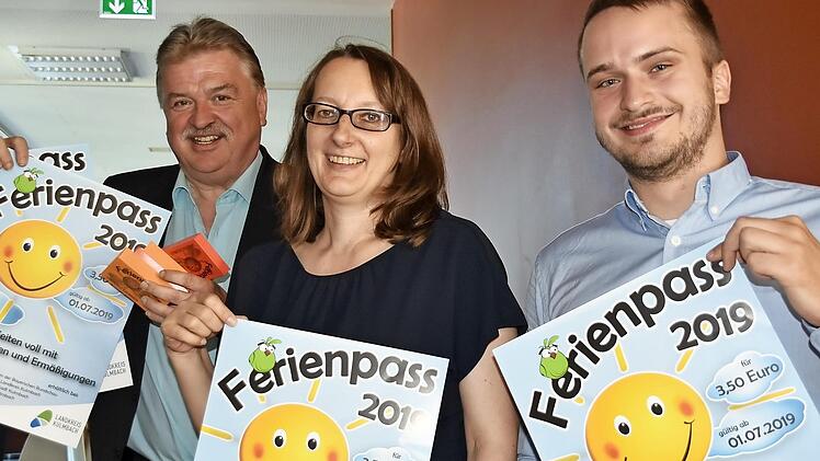 Mit dem neuen Ferienpass ist ein abwechslungsreicher Sommer garantiert.Landrat Klaus Peter S&ouml;llner, Melanie Dippold und Jannik Wagner (v. l.) freuen sich &uuml;ber die rege Beteiligung von Organisatoren und Veranstaltern. Foto: Uschi Prawitz