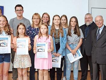 Europaabgeordnete Monika Hohlmeier (links), der Bezirksvorsitzende der Europa-Union Rainer Taubert (2. v. re.), Alexander Wunsch von der Regierung von Oberfranken (3. v. re.) und 2. Bürgermeisterin Sabine Rießner (7. v. re.) beglückwünschten die Schüler des MGL und der Grundschule Burgkunstadt zu ihrem Erfolg und bedankten sich bei den Lehrkräften Simone Wais (re.) und Roswitha Franz (6. v. li.). Foto: Alfred Thieret