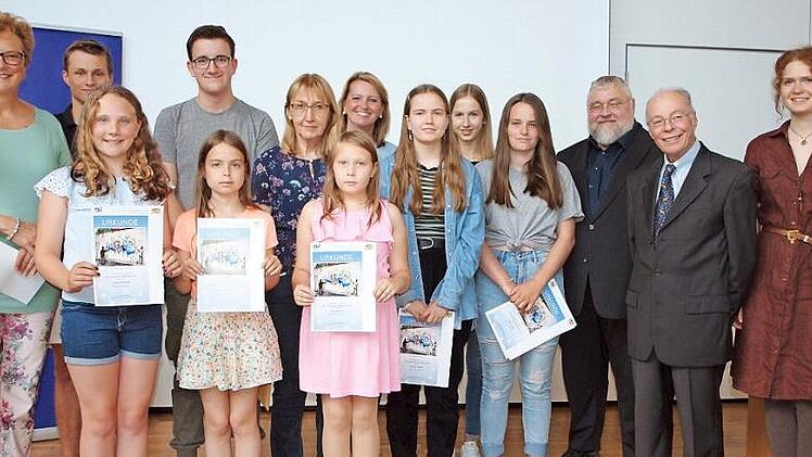 Europaabgeordnete Monika Hohlmeier (links), der Bezirksvorsitzende der Europa-Union Rainer Taubert (2. v. re.), Alexander Wunsch von der Regierung von Oberfranken (3. v. re.) und 2. Bürgermeisterin Sabine Rießner (7. v. re.) beglückwünschten die Schüler des MGL und der Grundschule Burgkunstadt zu ihrem Erfolg und bedankten sich bei den Lehrkräften Simone Wais (re.) und Roswitha Franz (6. v. li.). Foto: Alfred Thieret
