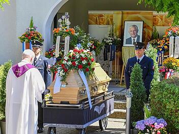 Pfarrer Norbert Bergmann betet am Sarg von Johann Pfister. Foto: Ronald Rinklef