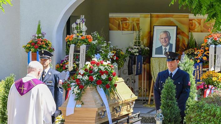 Pfarrer Norbert Bergmann betet am Sarg von Johann Pfister. Foto: Ronald Rinklef