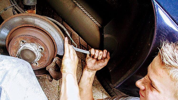 Der Kraftfahrzeugmechatroniker ist der beliebte Beruf bei den jungen Männern.