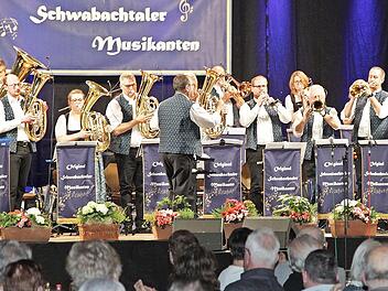 Musikalisch servierten die „Original Schwabachtaler Musikanten“ wieder einmal ein überzeugendes Programm.