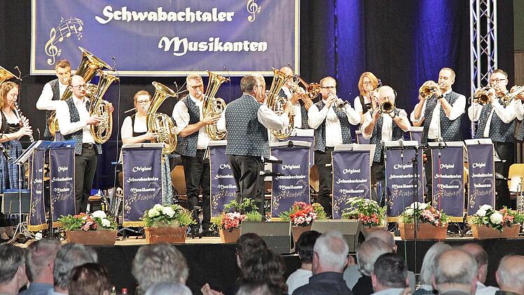 Musikalisch servierten die „Original Schwabachtaler Musikanten“ wieder einmal ein überzeugendes Programm.