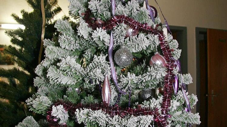 So festlich kann ein flieder-rosé-farbener Baum sein. Die Kugeln sind mundgeblasen und handbemalt.