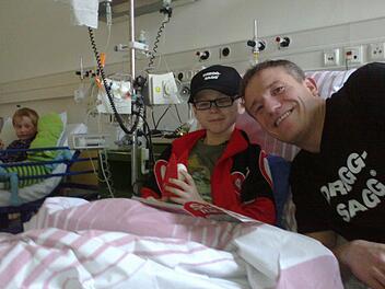 Am Krankenbett nahm sich Ehrengast Michl Müller reichlich Zeit für die kleinen Patienten. Hier im Bild: der neunjährige Florian und sein Zimmergenosse Oskar (links). Fotos: Mona Lisa Eigenfeld