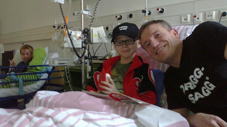 Am Krankenbett nahm sich Ehrengast Michl Müller reichlich Zeit für die kleinen Patienten. Hier im Bild: der neunjährige Florian und sein Zimmergenosse Oskar (links). Fotos: Mona Lisa Eigenfeld