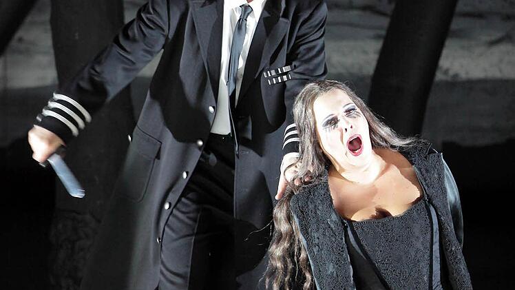Szene mit Alexey Markov (Graf Luna) und Elena Manistina (Azucena)