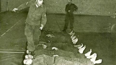 Ein Ausbilder steigt über Schultern und Hälse von Soldaten. Foto: privat