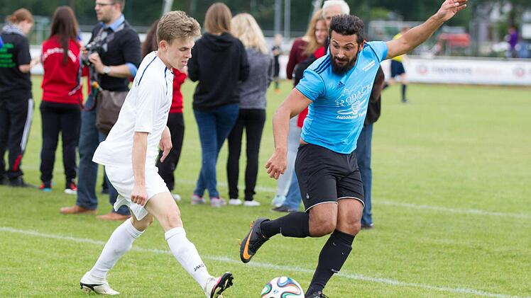 Nicht zu stoppen ist in dieser Szene der Redwitzer (rechts) im Spiel um Platz 3 gegen den ASV Oberpreuschwitz, das mit 3:0 an den FCR ging. Foto: Heinrich Weiß