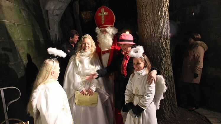Christkind Lara Schug, die Engel, der Nikolaus und Michaela Weiß  Foto: Friedwald Schedel