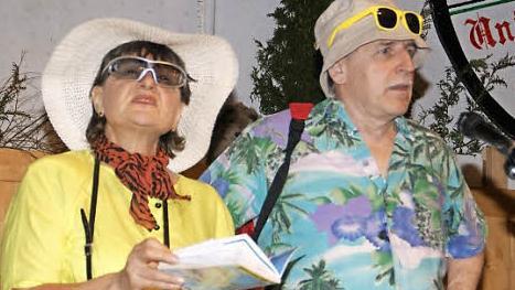 Feste Größen im Unterschleichacher Fasching: Klaus Arnhold und Elisabeth Moser als zankendes Ehepaar: "Ich hab net gschimpft, ich hab nur gsacht..." Fotos: Sabine Weinbeer