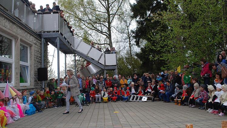 Kindergartenleiterin Irmgard Proksch eröffnete das Fest.
