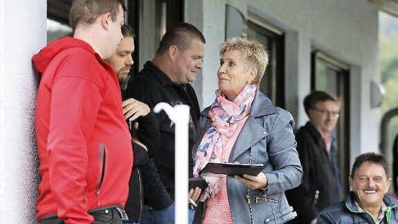 Es darf getippt werden: Mathilde Pfeufer fragt vor dem Anpfiff die Zuschauer nach dem Endergebnis.
