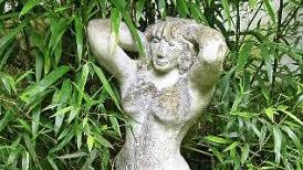 Am Zaubergarten-Teich wacht "Undine".