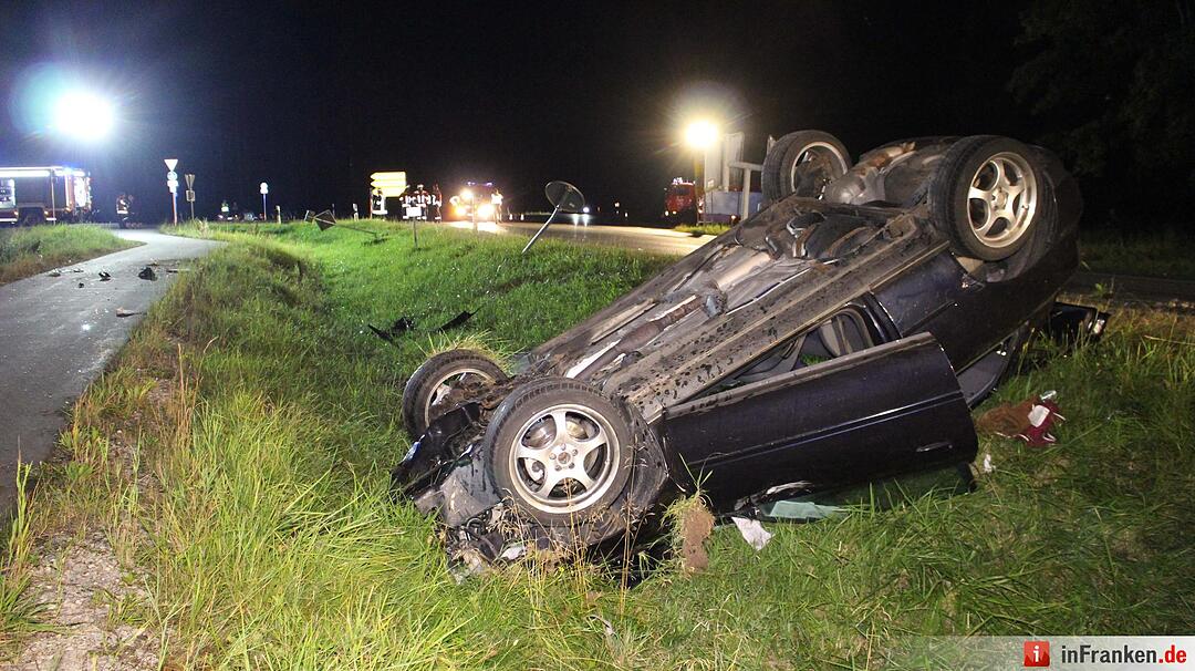 Pkw landet nach Überschlag auf Dach - Insassen kamen mit leichten Verletzungen davon