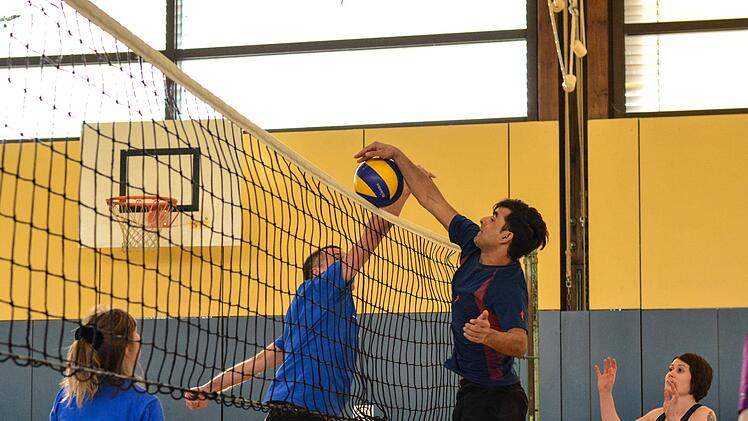 Beim Volleyballturnier wurde ehrgeizig  gespielt. Jeder wollte den Wanderpokal gewinnen. Björn Hein