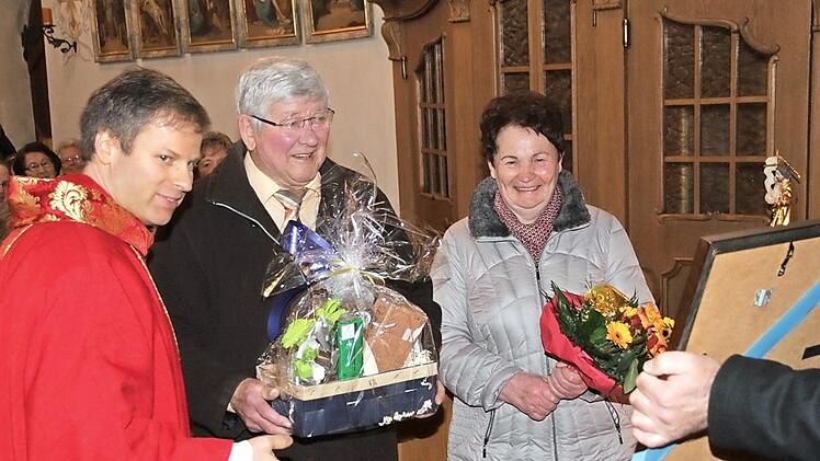 Rudolf Harsch (Mitte) wird in Pautzfeld nach 17 Jahren als Mesner verabschiedet.  Foto: Mathias Erlwein