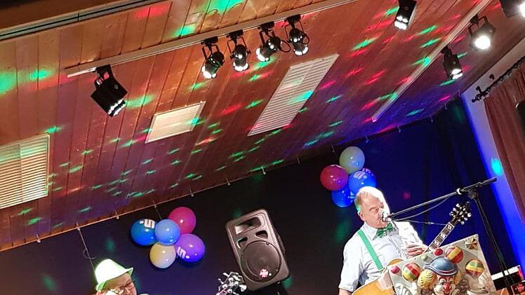 Klaus Blaß (links) und Gerald Meder beim musikalischen Vortrag über die Geschehnisse im Ort.Thomas Reuter
