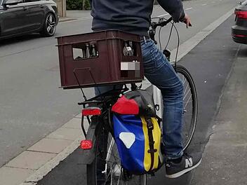 Wer Fahrrad fährt und dabei zu viel Alkohol trinkt, läuft Gefahr, den Autoführerschein zu verlieren.  Symbolbild: Katrin Geyer