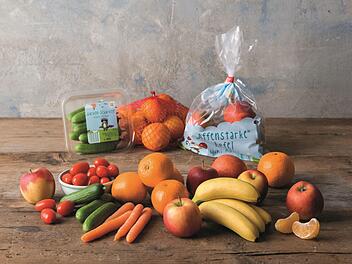 Eine gesunde Ernährung ist wichtig. Damit auch Kinder mehr Obst und Gemüse essen, hat Lidl eine eigene kleine Kinderabteilung eingeführt. Dennoch gibt es dafür Kritik. Foto: obs/Lidl
