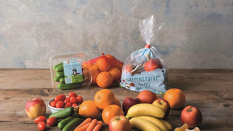 Eine gesunde Ernährung ist wichtig. Damit auch Kinder mehr Obst und Gemüse essen, hat Lidl eine eigene kleine Kinderabteilung eingeführt. Dennoch gibt es dafür Kritik. Foto: obs/Lidl