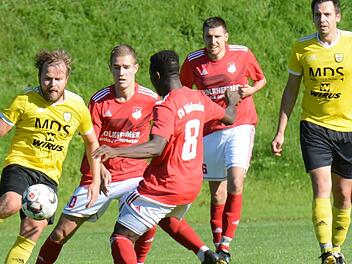 Tobias Huppmann (FC Thulba) bekommt es mit Serifou Youssouf (SV Rödelmaier) zu tun. Foto: ssp