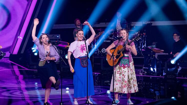 Die ukrainische Band Elba-Trio begeistert alle Coaches, Shirin David denkt sogar über ukrainische Samples nach, sie gehen aber zu Ukraine-Fan Rea.