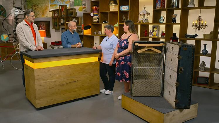 Die Schwestern Ines und Inga aus Köln und Münster erzählen die Geschichte hinter ihrem Überseekoffer.