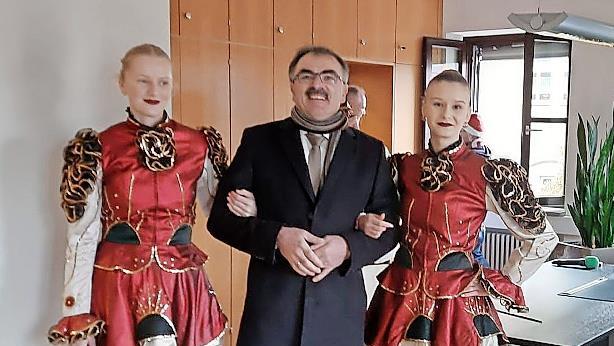 Bürgermeister Harald Hofmann ist fest in der Hand der Garde.