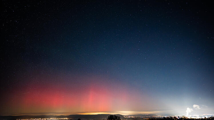 Eisige Polarlichter Nacht am Himmel &uuml;ber Bayern
