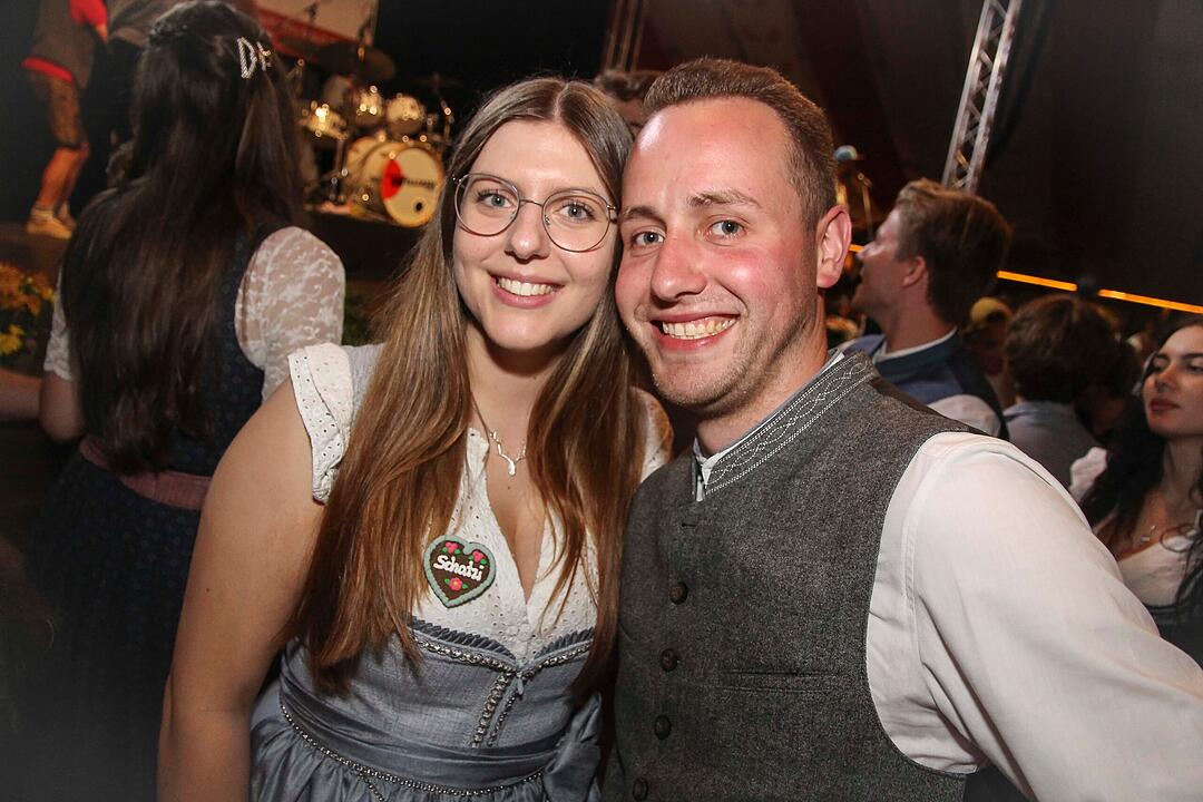 Tanzen, Feiern, Mitsingen &ndash; bayerische Partystimmung bis Mitternacht.