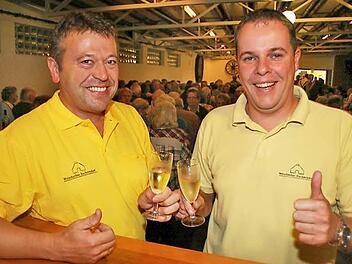 Thomas Römmelt und Vorstandskollege Christoph Weinig freuen sich darüber, dass der Escherndorfer Weinherbst wieder auf der Erfolgsspur angekommen ist.  Fotos: Pfannes