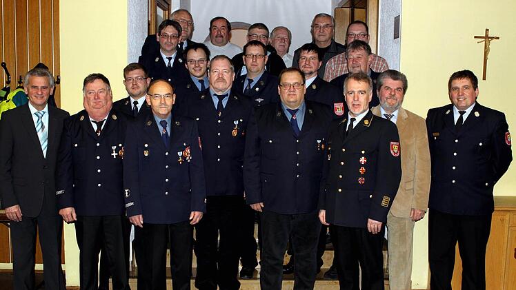 Alle Geehrten und Ausgezeichneten der Freiwilligen Feuerwehr Nordhalben mit Landrat Oswald Marr (links) sowie (von rechts) Kreisbrandmeister Hans Stumpf, Bürgermeister Josef Daum und Kreisbrandrat Joachim Ranzenberger.