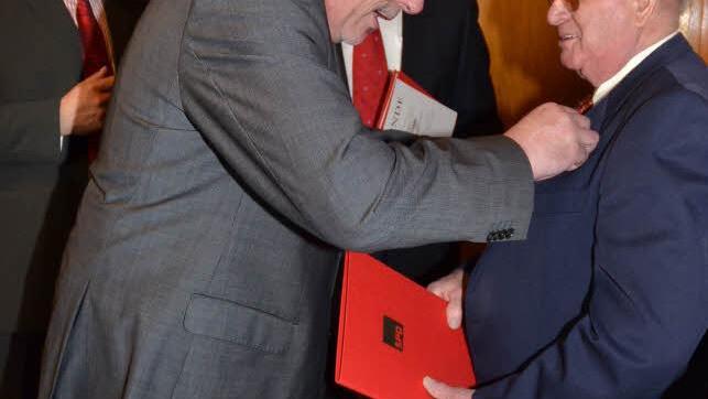 Der 88-jährige Erwin Rauh wird für 65-jährige Treue zur SPD geehrt. Von links Landrat Oswald Marr, Norbert Tessmer, Ralf Pohl, Hans Simon und Erwin Rauh.