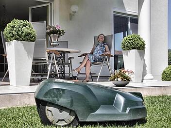 Leo mäht die Wiese, Ivana Bess genießt ihren Garten. Foto. Nikolas Pelke