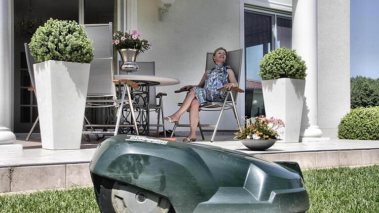 Leo mäht die Wiese, Ivana Bess genießt ihren Garten. Foto. Nikolas Pelke