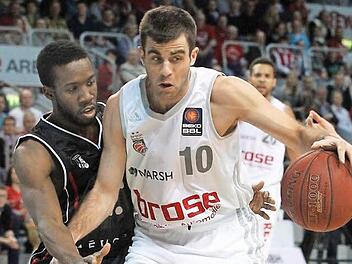 Der lange verletzte Jared Jordan (mit Ball) lie&szlig; sich im M&auml;rz auch von "Zauberzwerg" David Holston, der sich momentan in einem kleinen Tief befindet, nicht beirren und gl&auml;nzte mit 13 Assists. Foto: sportpress