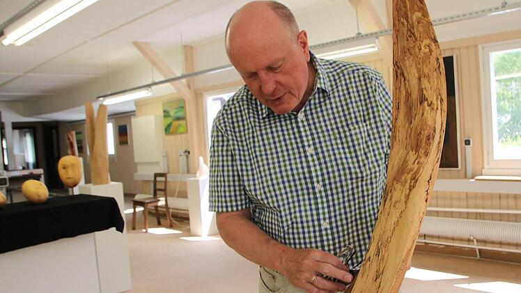 Hans Dietrich Unger erklärt sein Werk "Stehende Welle".