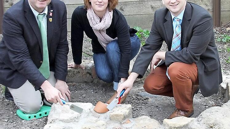 Goldgräber-Stimmung? Jürgen Hennemann, Inga Masemann und Wolfram Thein sehen der Entwicklung des Burgenwinkels voller Zuversicht entgegen. Auch beim Buddeln in der neuen Grabungsstätte.