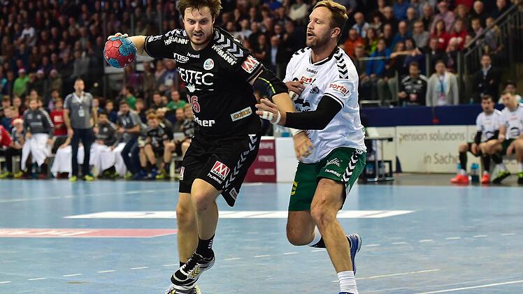 Kreisläufer Jonas Thümmler (links) setzte sich hier erfolgreich gegen den Mindener Magnus Jernemyr durch. Fotos: Sportfoto Zink