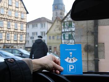 Die Parkscheibe wird in Hammelburg, Bad Brückenau und Münnerstadt auf vielen der zentralen Stellflächen benötigt. Foto: Heike Beudert