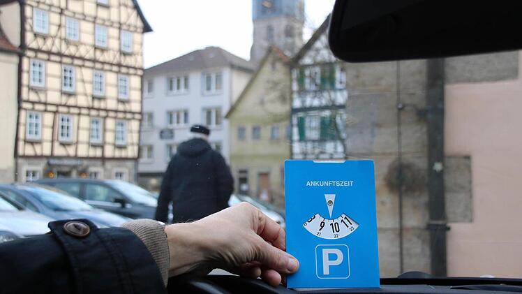 Die Parkscheibe wird in Hammelburg, Bad Brückenau und Münnerstadt auf vielen der zentralen Stellflächen benötigt. Foto: Heike Beudert