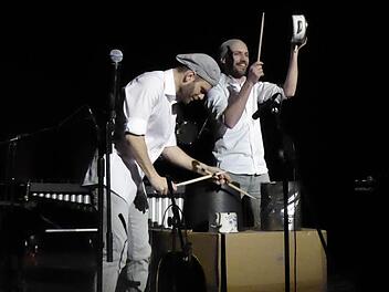 Philipp Jungk (links) und Alexander Glöggler hatten nicht nur Trommeln, sondern auch jede Menge Alltagsgegenstände auf die Bühne gepackt - Hauptbedingung: Sie mussten "Krach" machen. Foto: Ahnert