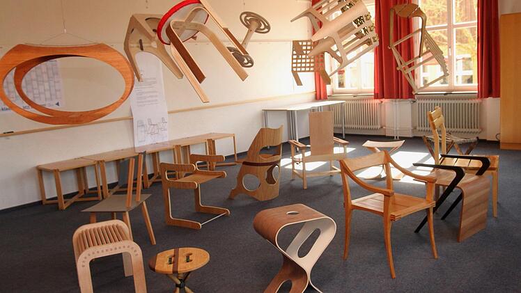 Eine Ausstellung zeigte Werkstücke aus der Schule und insbesondere die Meisterstücke der Absolventen. Auch solch moderne Sitzgelegenheiten waren zu sehen.Fotos: Günther Geiling