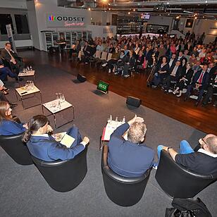 Podiumsdiskussion zur Bundestagswahl in der Brose Arena in Bamberg
