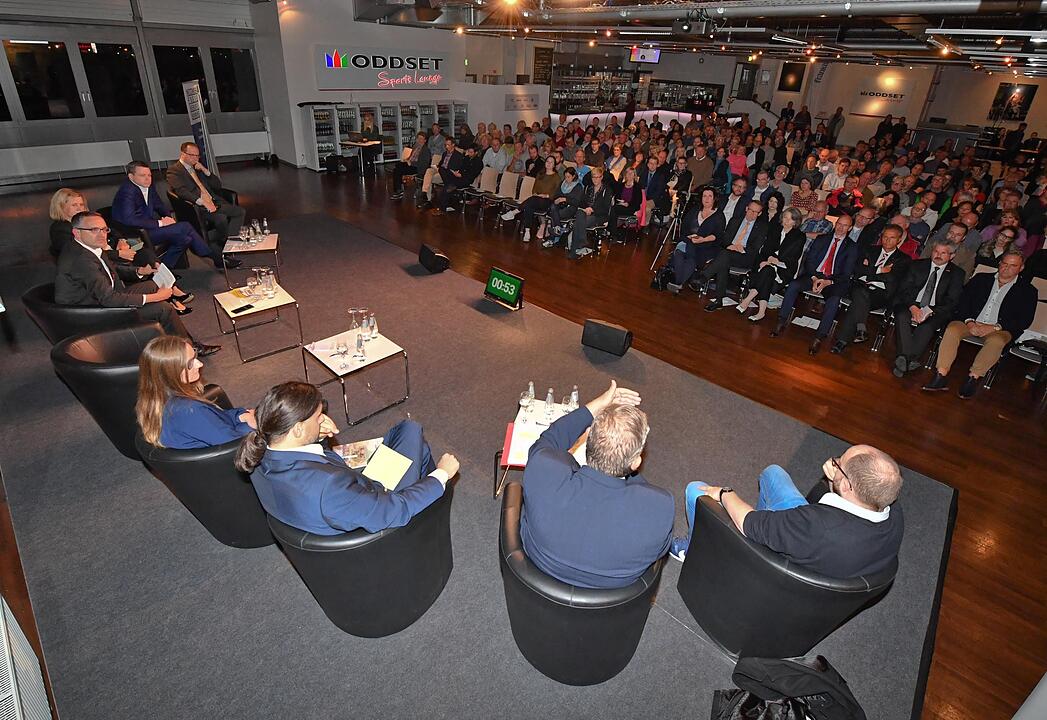 Podiumsdiskussion zur Bundestagswahl in der Brose Arena in Bamberg