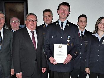 Mit dem staatlichen Ehrenzeichen in Gold wurde Kommandant Friedrich Auge ausgezeichnet. Unser Bild zeigt (von links) Jan Auge, Bürgermeister Siegfried Decker, Kreisbrandmeister Reiner Bär, stellvertretenden Landrat Dieter Schaar, Kreisbrandinspektor Fritz Weinlein, Friedrich Auge, Tobias Döring, Michaela Hugel, Zweiten Vorsitzenden Bernd Stich und Vorsitzenden Ralf Lauterbach.  Foto: Werner Reißaus