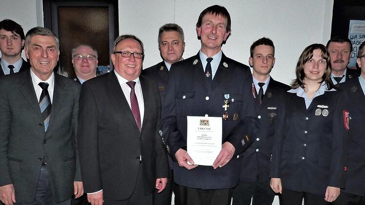 Mit dem staatlichen Ehrenzeichen in Gold wurde Kommandant Friedrich Auge ausgezeichnet. Unser Bild zeigt (von links) Jan Auge, Bürgermeister Siegfried Decker, Kreisbrandmeister Reiner Bär, stellvertretenden Landrat Dieter Schaar, Kreisbrandinspektor Fritz Weinlein, Friedrich Auge, Tobias Döring, Michaela Hugel, Zweiten Vorsitzenden Bernd Stich und Vorsitzenden Ralf Lauterbach.  Foto: Werner Reißaus