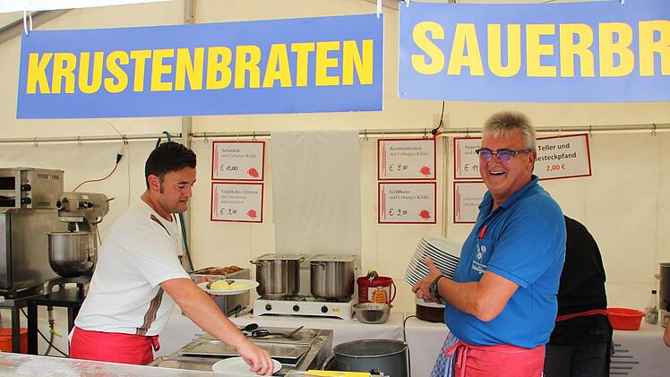 Schnell für Nachschub sorgen, die hungrigen Gäste stehen schon Schlange.Foto: Ulrike Nauer
